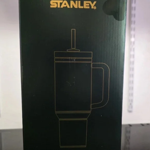 Limited Edition 2025 St Patrick’s Green Stanley 40oz Tumbler - Picture 11 of 12